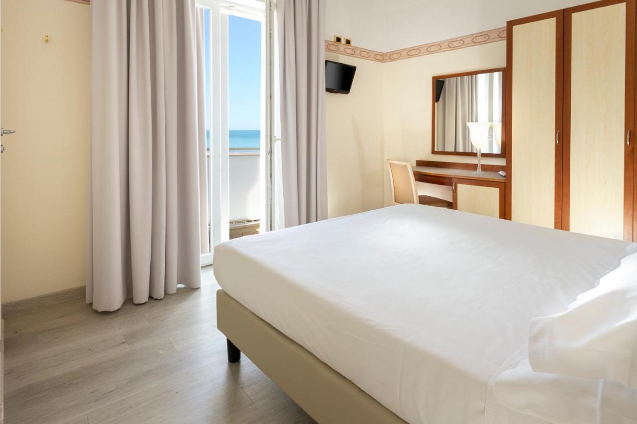 Hotel Bikini Rimini Kültér fotó