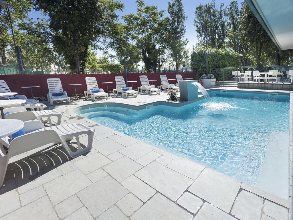Hotel Bikini Rimini Kültér fotó