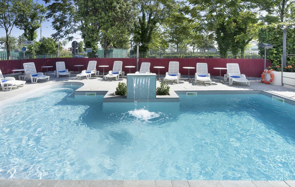 Hotel Bikini Rimini Kültér fotó
