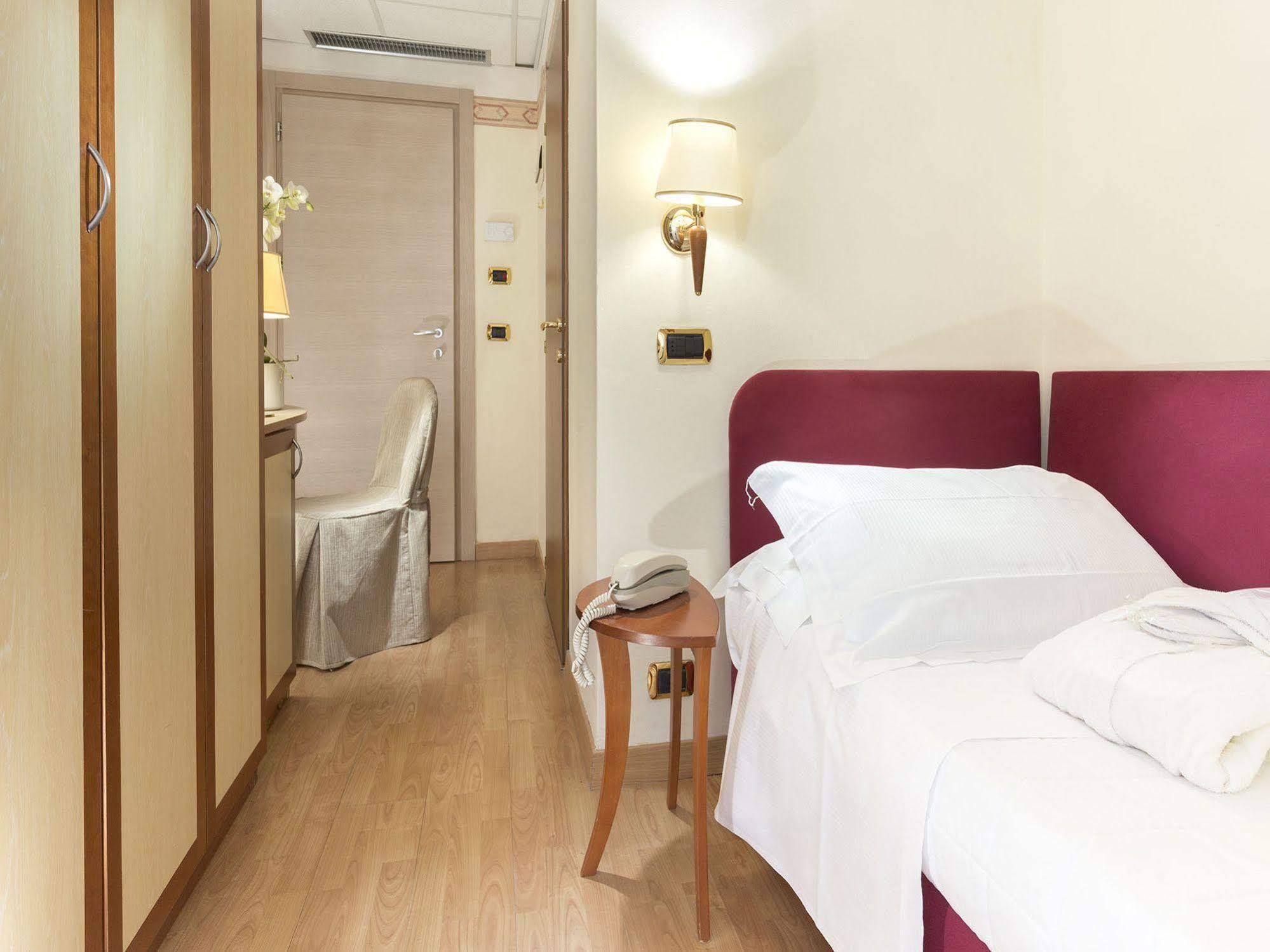 Hotel Bikini Rimini Kültér fotó