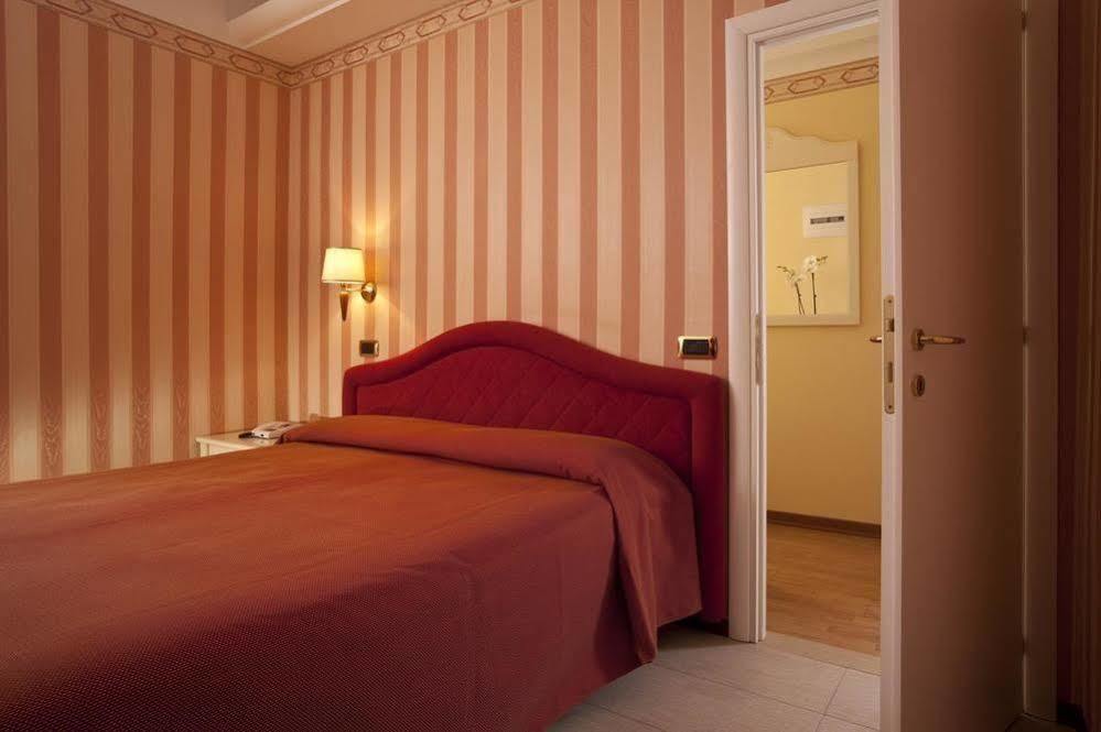 Hotel Bikini Rimini Kültér fotó